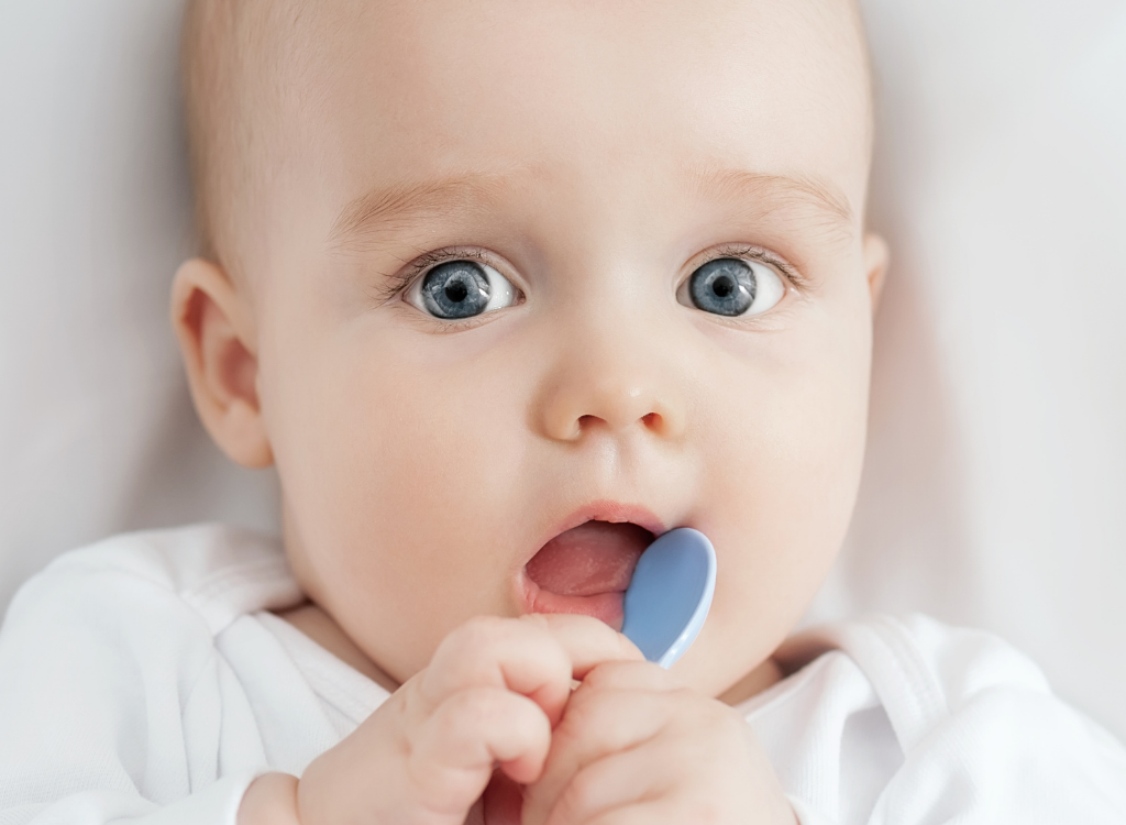Baby isst seine ersten Löffel Beikost