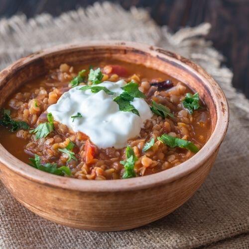 roter Linseneintopf mit Möhren und Joghurt sowie Kreuzkümmel