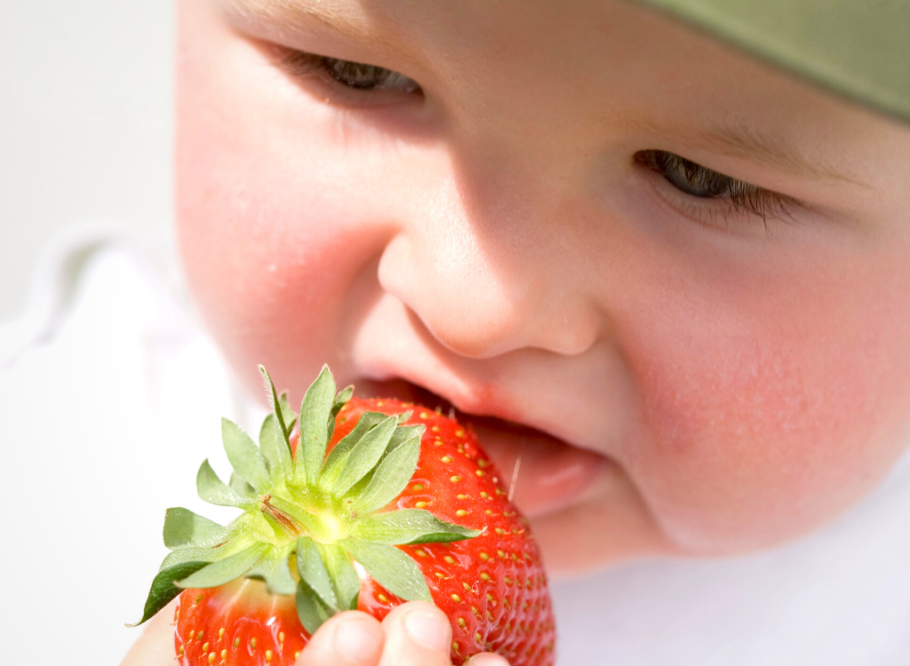 Babys dürfen Erdbeeren essen