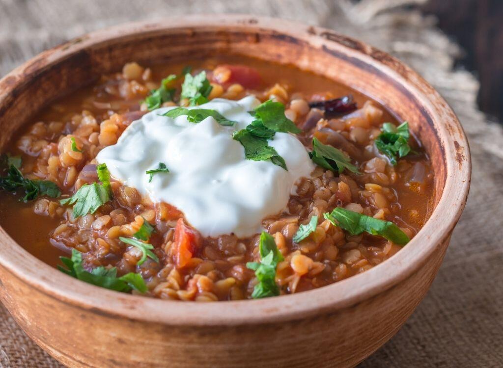 Eintopf mit roten Linsen und Karotten, Joghurt und Kreuzkümmel