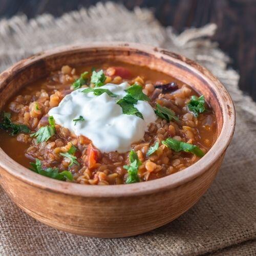 roter Linseneintopf mit Möhren und Joghurt sowie Kreuzkümmel