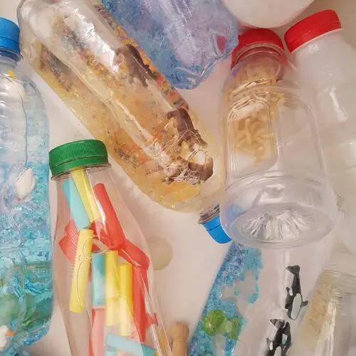 leere Plastikflaschen befüllen: prima DIY-Spielzeug für Babys