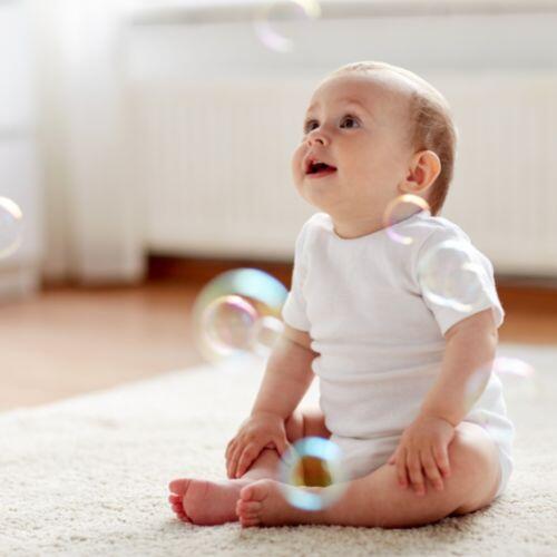 Seifenblasenrezept für Babys: so lässt sich gefahrlos spielen