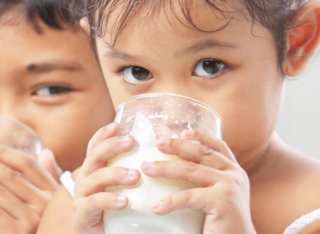 dürfen Babys Kuhmilch trinken?