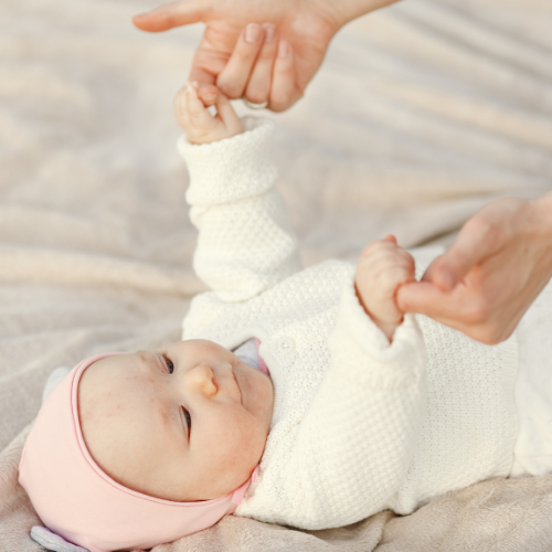 der Handgreif-Reflex oder Palmar-Reflex ist ein wichtiger frühkindlicher Reflex bei Säuglingen