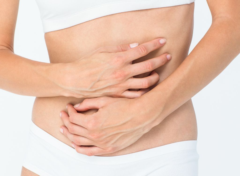 Frau hält sich den Bauch – Thema: darmgesunde Ernährung & Beschwerden lindern