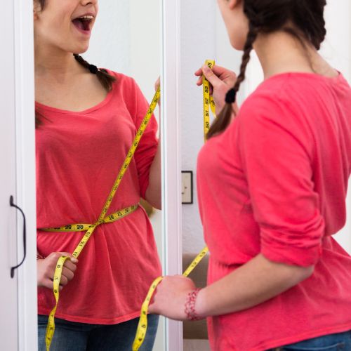 Frau freut sich über ihren Gewichtsverlust