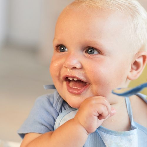 Baby wird gefüttert