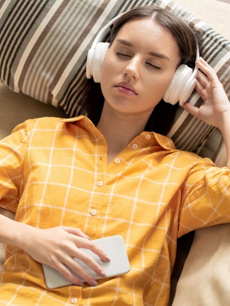 Frau hört eine Darmhypnose Trance zur Beruhigung ihres Bauches