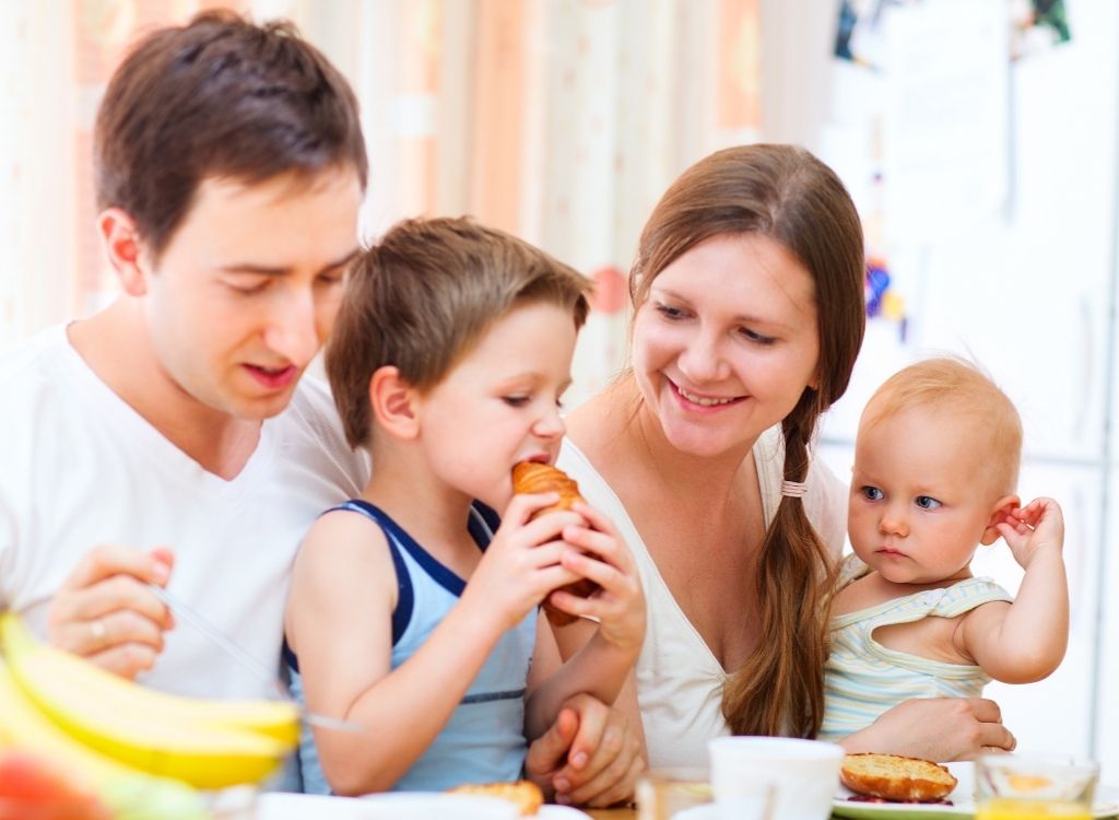 Gemeinsame Mahlzeit mit Kindern im Familienalltag