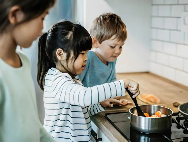 Kinder kochen gemeinsam in der Küche