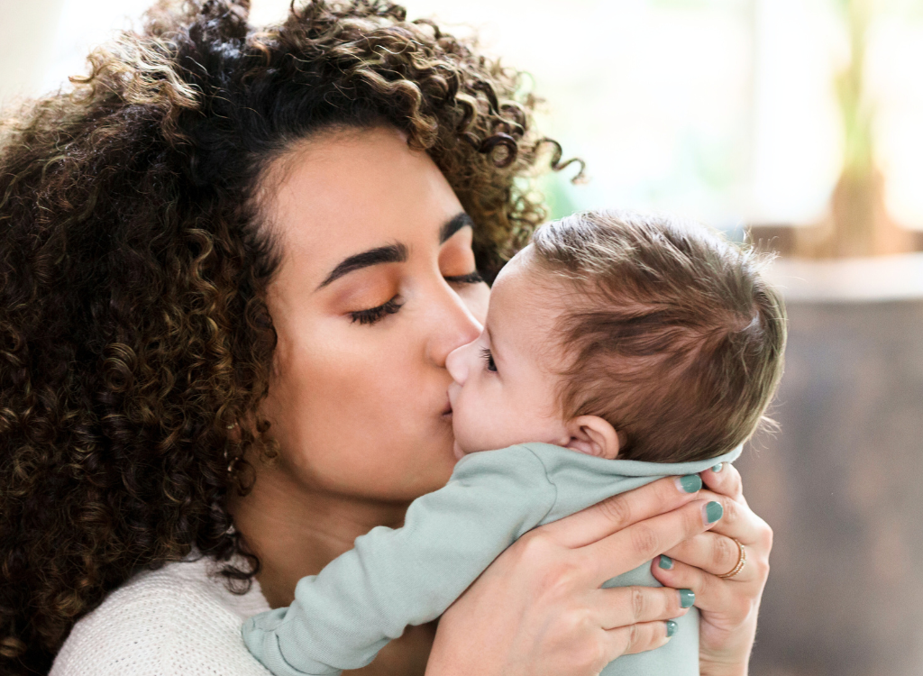 Mama küsst ihr Baby