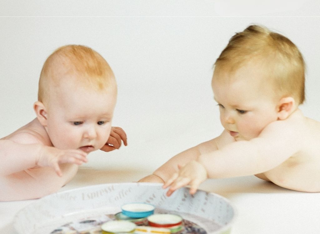 Babys erkunden Materialien im PEKiP Kurs zur frühkindlichen Entwicklung