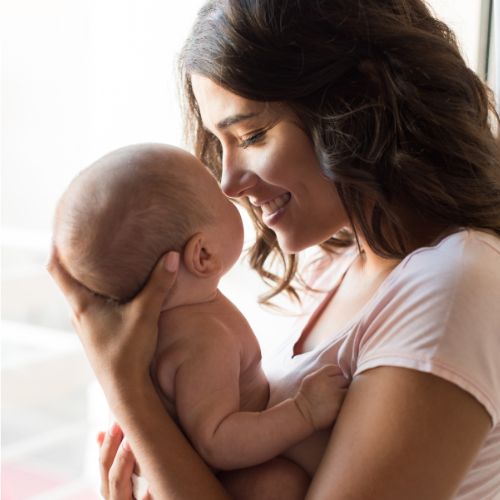 Innige Mutter-Baby-Interaktion – bewusste Nähe und emotionale Bindung im Neugeborenenalter