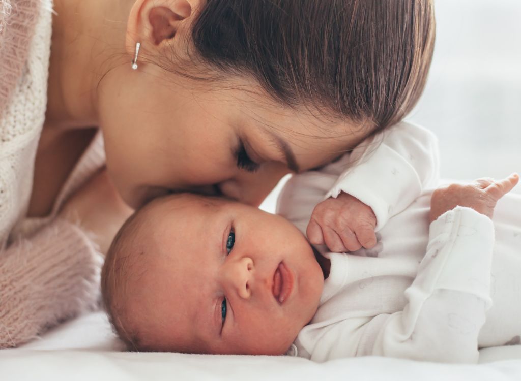 Innige Nähe zwischen Mutter und Neugeborenem – Bindung von Anfang an