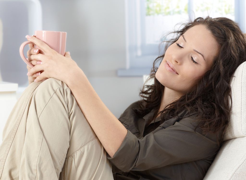 Frau entspannt sich und entflieht dem Alltagsstress