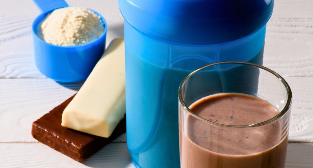 Getränk aus Eißweißpulver und Sportler-Riegel