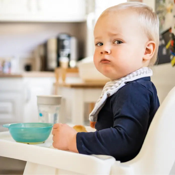 Baby wartet auf seinen Brei