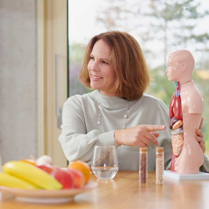 Ernährungsberaterin erklärt Zusammenhänge im Verdauungssystem – Unterstützung bei Reizdarm-Beschwerden