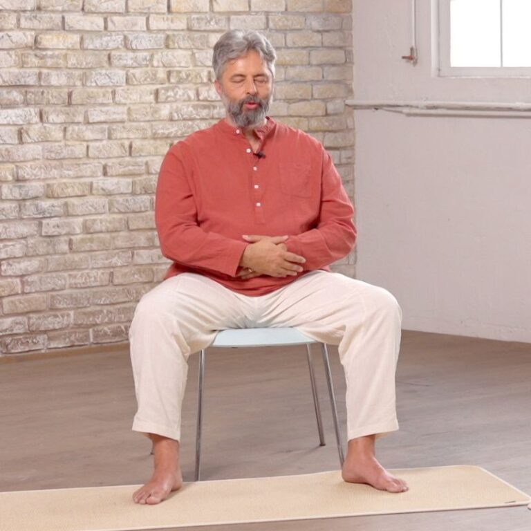 Robert Stooß präsentiert eine Qigong Übung im Qigong Onlinekurs