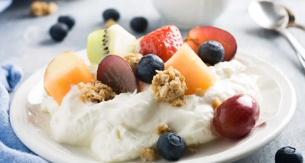 kleine Portionen und fettarme Mahlzeiten helfen gegen Übelkeit und Völlegefühl mit GLP1