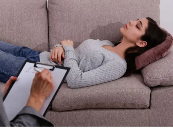 Hypnotherapeutische Sitzung mit liegender Patientin im Rahmen der Darmhypnose