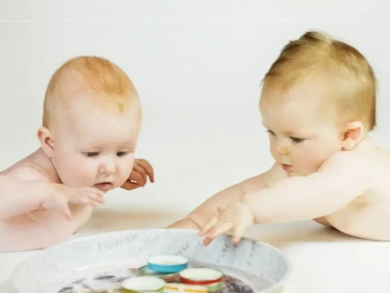 Babys erkunden Materialien im PEKiP Kurs zur frühkindlichen Entwicklung