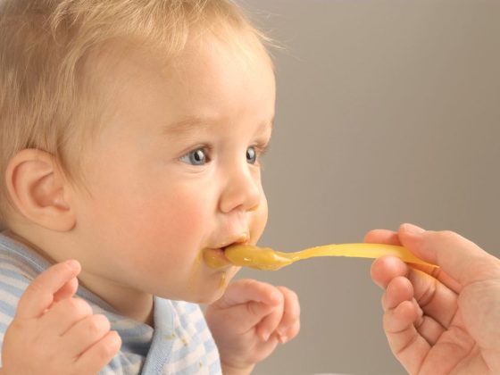 Beikoststart nach S3-Leitlinie: Ein Baby wird mit dem Löffel gefüttert.