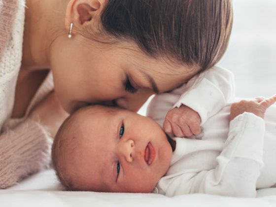 Innige Nähe zwischen Mutter und Neugeborenem – Bindung von Anfang an