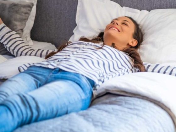 Frau entspannt sich nach getaner Arbeit mit dem Onlinekurs zur Progressiven Muskelentspannung