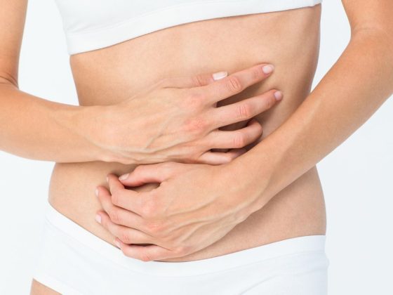 Frau hält sich den Bauch – Thema: darmgesunde Ernährung & Beschwerden lindern