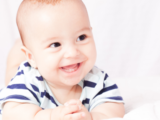 Lächelndes Baby im gestreiften Shirt