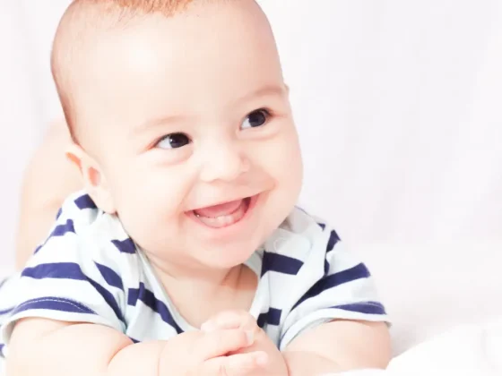 Lächelndes Baby im gestreiften Shirt