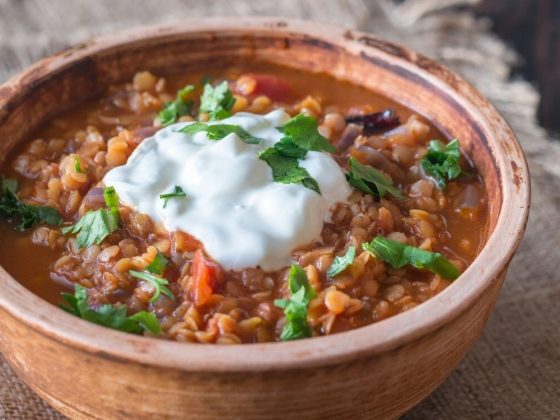 Eintopf mit roten Linsen und Karotten, Joghurt und Kreuzkümmel