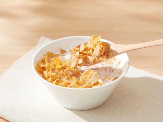 Schälchen mit Cornflakes als Symbolbild für Ultra-hochverarbeitete Lebensmittel